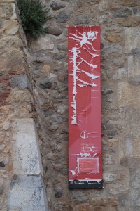 El rètol de la muralla a l'accés del Passeig Arqueològic